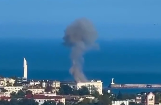 Imagens divulgadas nas redes sociais mostram fumaça no QG da frota russa em Sebastopol, na Crimeia -