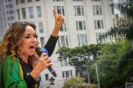 Daniela Mercury canta música inédita de protesto em ato pela democracia
