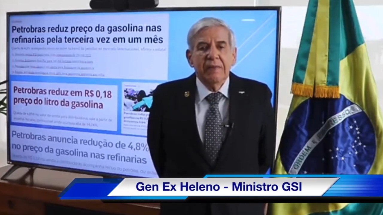 O ministro-chefe do GSI da Presidência, Augusto Heleno, grava vídeo no Palácio do Planalto defendendo a reeleição do presidente Jair Bolsonaro