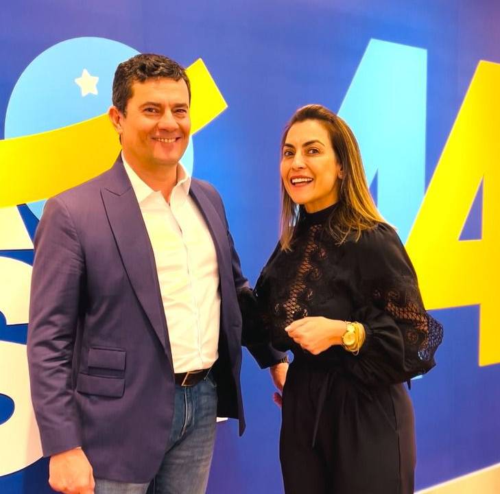 O ex-juiz Sergio Moro posa para foto ao lado da senadora Soraya Thronicke, candidata do União Brasil à Presidência da República
