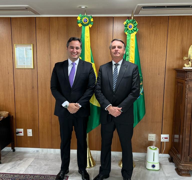 O presidente do União Brasil no Distrito Federal, Manoel Arruda, posa para foto ao lado do presidente Jair Bolsonaro, no Palácio do Planalto