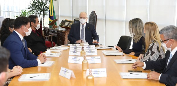 O presidente do TSE, ministro Edson Fachin, se reúne com grupo de advogados bolsonaristas na sede do tribunal, em Brasília