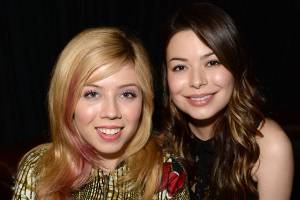 iCarly As estrelas de 'iCarly' Jennette McCurdy e Miranda Cosgrove, em 2013