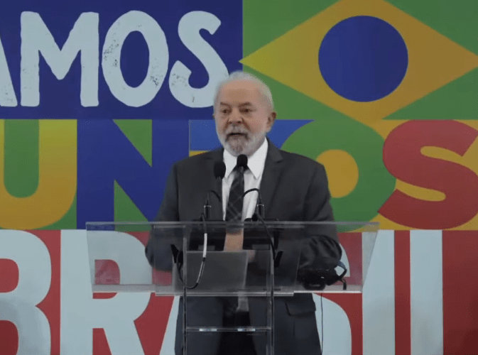 Lula diz que Auxílio Brasil não será “para qualquer um” em seu governo