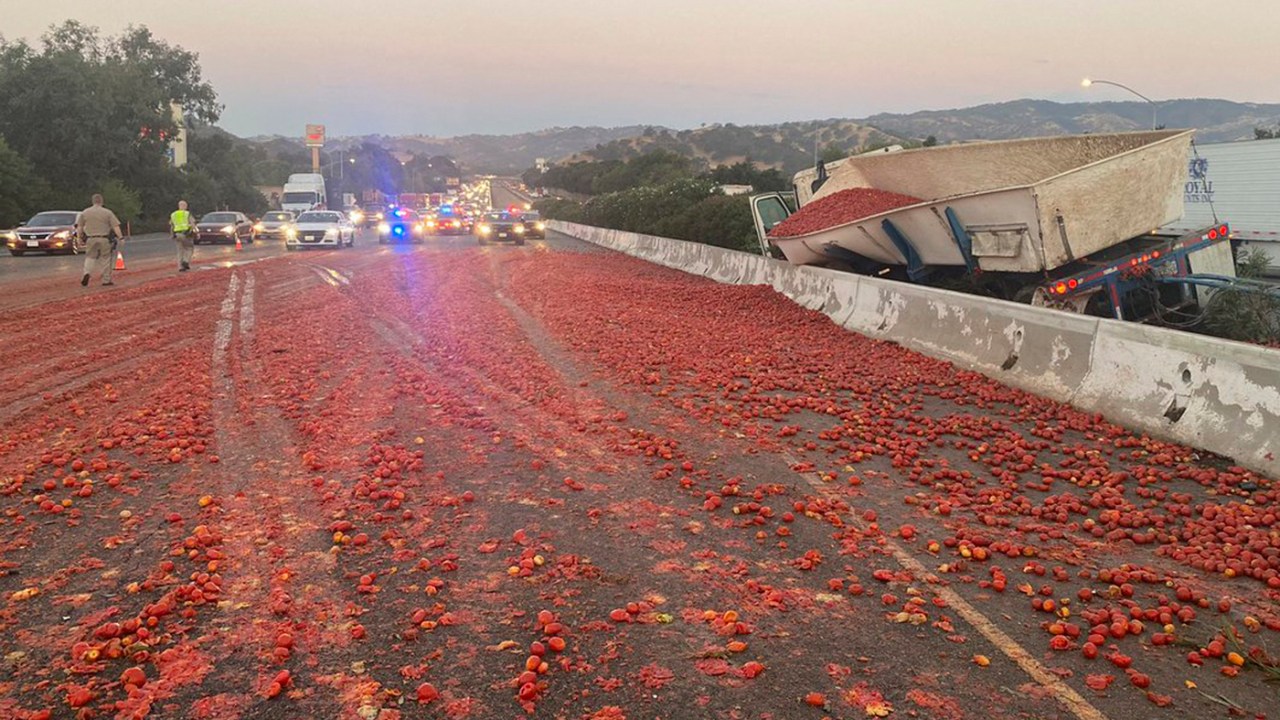 Acidente com caminhão derrama tomates num ttrecho de 60 metros de uma rodovia na Califórnia. 30/08/2022.