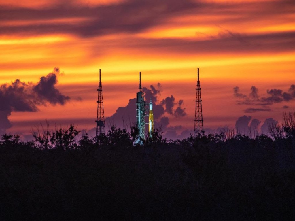 O foguete SLS, da Nasa, na plataforma de lançamento no Centro Espacial Kennedy, nos Estados Unidos