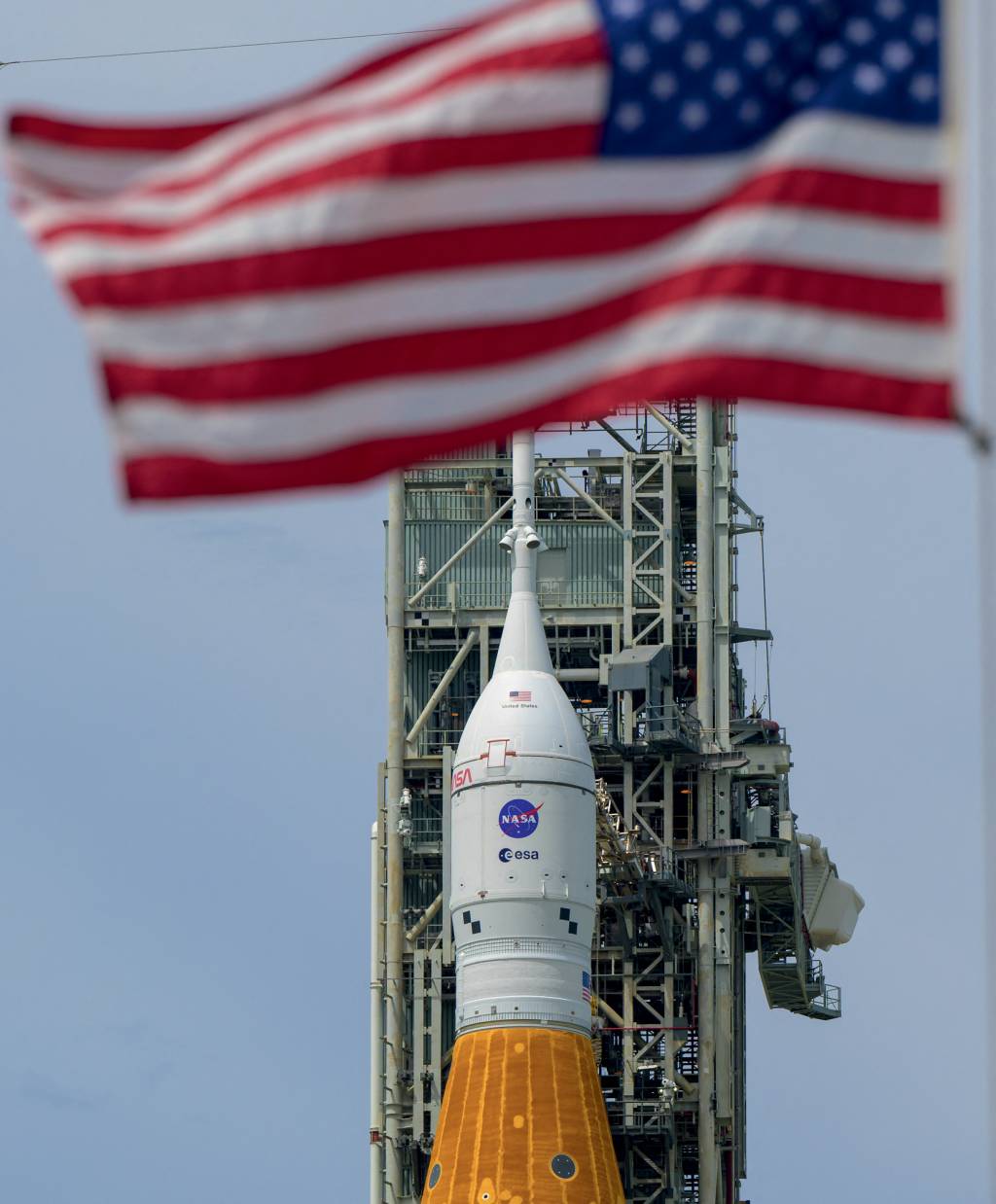 ARTEMIS I - O foguete SLS na plataforma de lançamento, na Flórida: orçamento estourado e adiamentos -