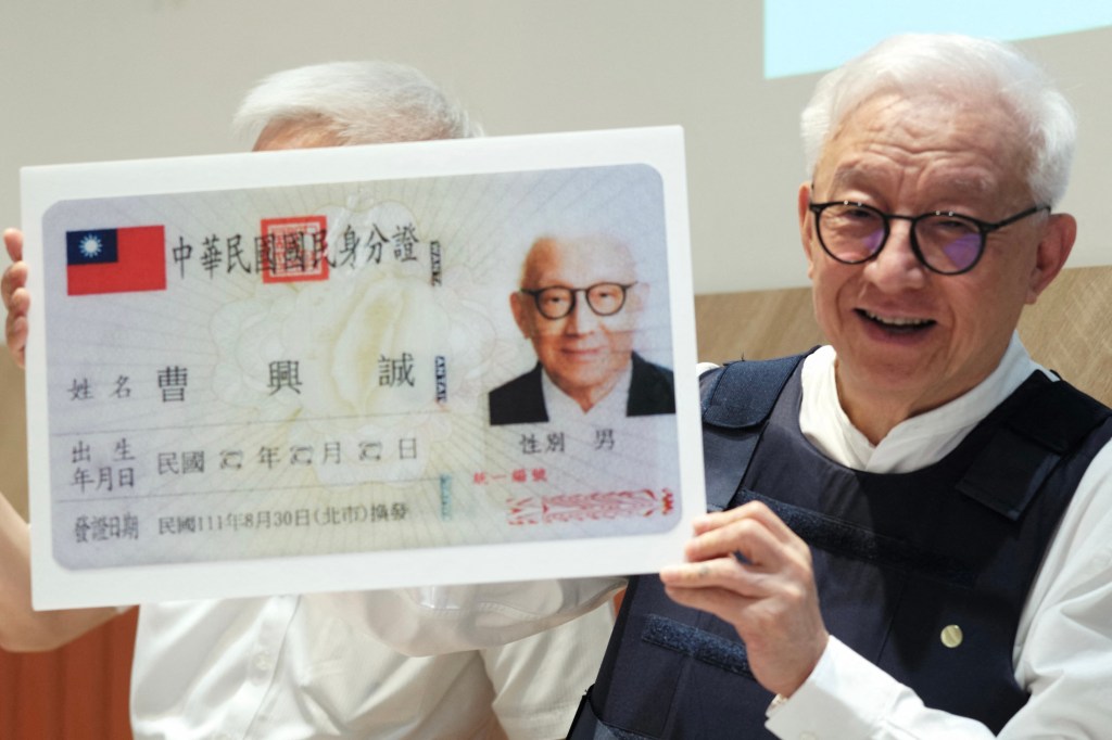 Robert Tsao, fundador da fabricante de microchips taiwanesa United Microelectronics Corporation (UMC), exibe uma cópia ampliada de sua carteira de identidade enquanto usa colete à prova de bala durante uma coletiva de imprensa no Parlamento em Taipei em 1º de setembro de 2022. - Um magnata taiwanês colorido revelou planos em setembro 1 para treinar mais de três milhões de "guerreiros civis" para ajudar a defender a ilha democrática no caso de uma invasão chinesa, doando 33 milhões de dólares de seu próprio dinheiro.