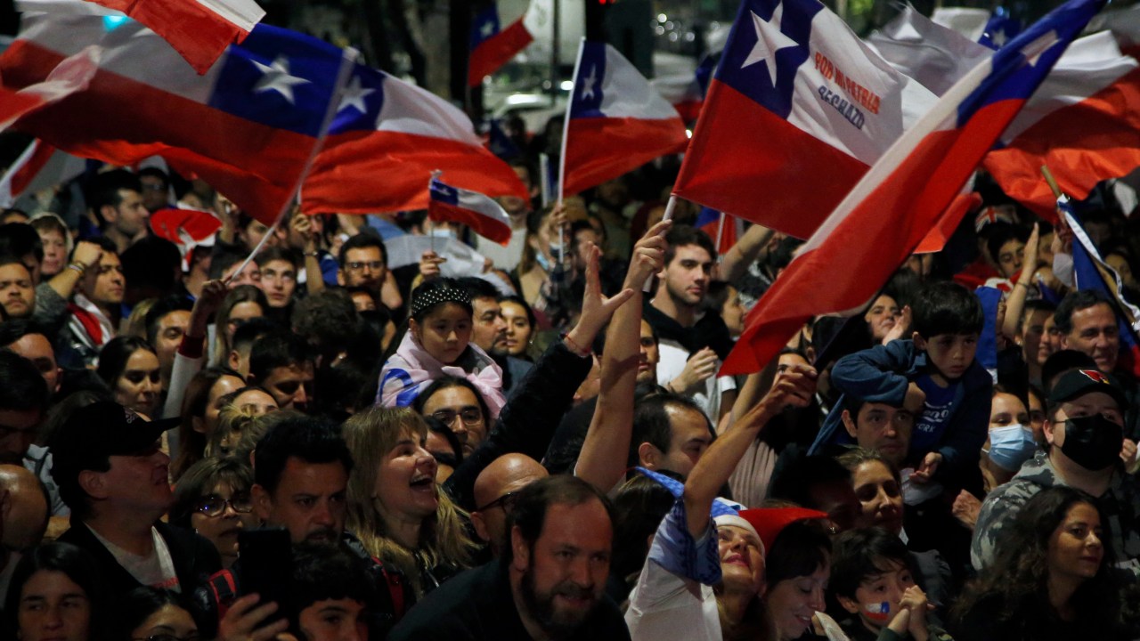 People rejecting the new constitution draft celebrate after knowing the first results of the referendum vote, in Santiago, on September 4, 2022. - A resounding majority in Chile rejected the proposed constitution that sought to change the one inherited from the Augusto Pinochet's dictatorship (1973-1989) for one with more social rights. With almost 100 percent of votes counted, the reject camp led with nearly 62 percent compared to just 38 percent for those in favor. (Photo by CLAUDIO REYES / AFP)