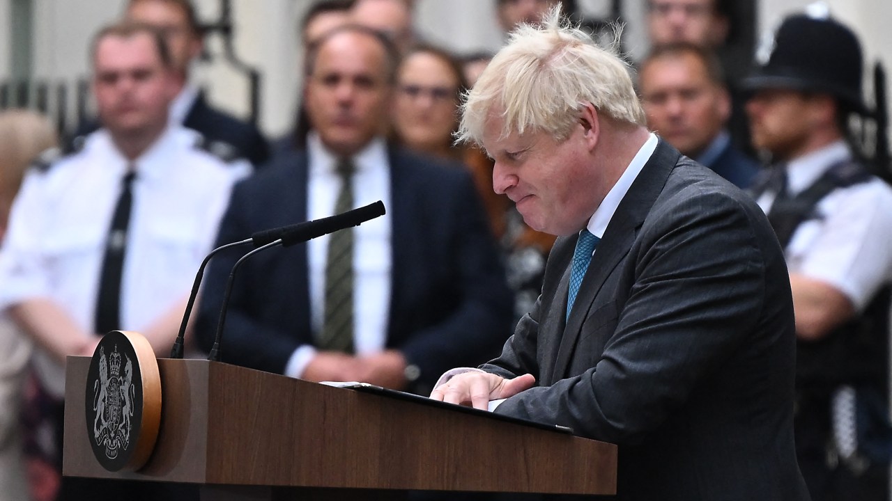 Britain's outgoing Prime Minister Boris Johnson delivers his final speech outside 10 Downing Street in central London on September 6, 2022, before heading to Balmoral to tender his resignation. - British Prime Minister Boris Johnson formally tenders his resignation to Queen Elizabeth II on Tuesday, handing over power to Liz Truss after his momentous tenure dominated by Brexit and Covid was cut short by scandal. (Photo by JUSTIN TALLIS / AFP)
