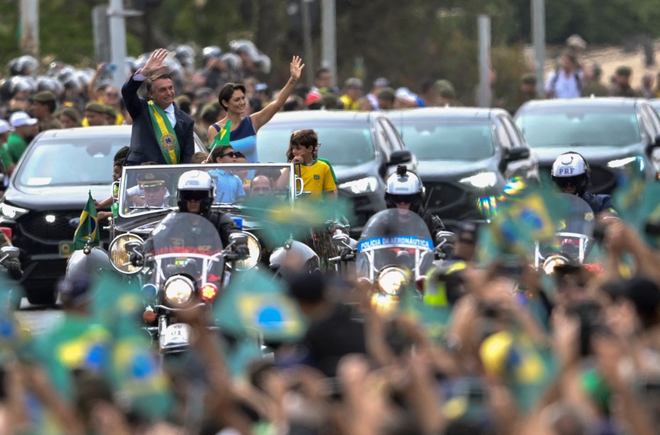 Jair Bolsonaro ao lado da primeira-dama Michelle Bolsonaro durante o desfile militar, em Brasília -
