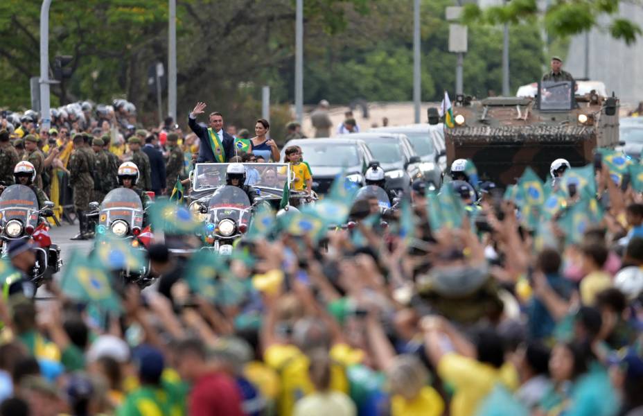 Jair Bolsonaro ao lado da primeira-dama Michelle Bolsonaro durante o desfile militar, em Brasília -