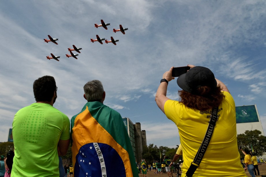 Apoiadores de Jair Bolsonaro durante o desfile militar -