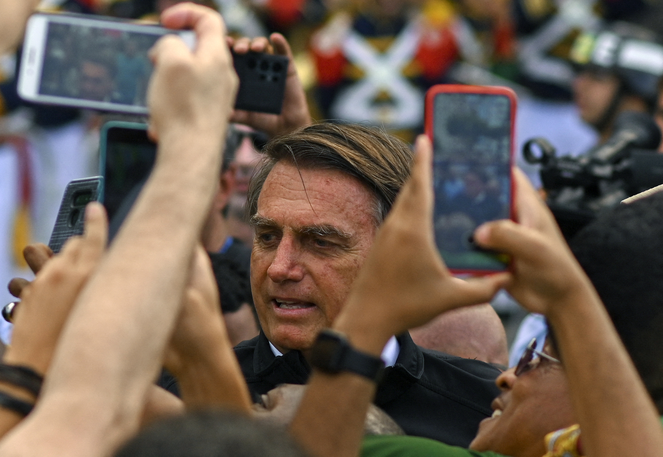 Brazil's President Jair Bolsonaro (C) greets supporters during the celebration for Brazil's 200th anniversary of independence, in Copacabana, Rio de Janeiro, Brazil, on September 7, 2022. (Photo by ANDRE BORGES / AFP)