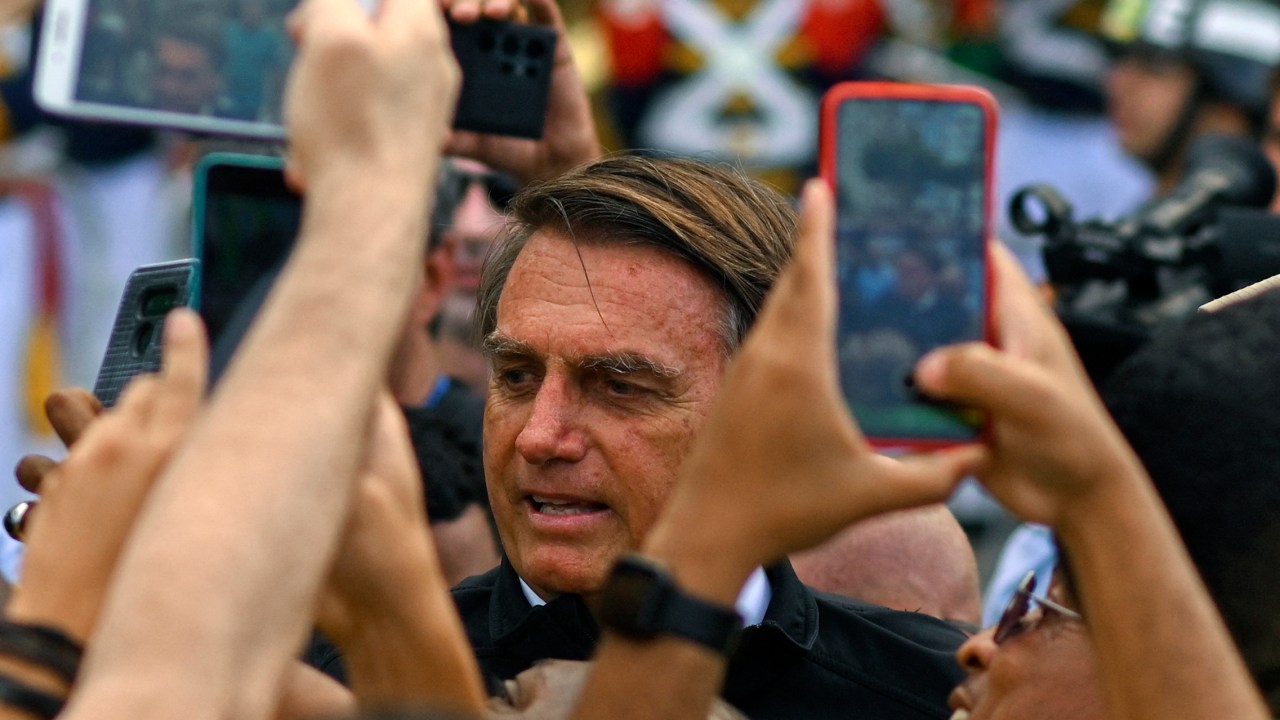 Brazil's President Jair Bolsonaro (C) greets supporters during the celebration for Brazil's 200th anniversary of independence, in Copacabana, Rio de Janeiro, Brazil, on September 7, 2022. (Photo by ANDRE BORGES / AFP)
