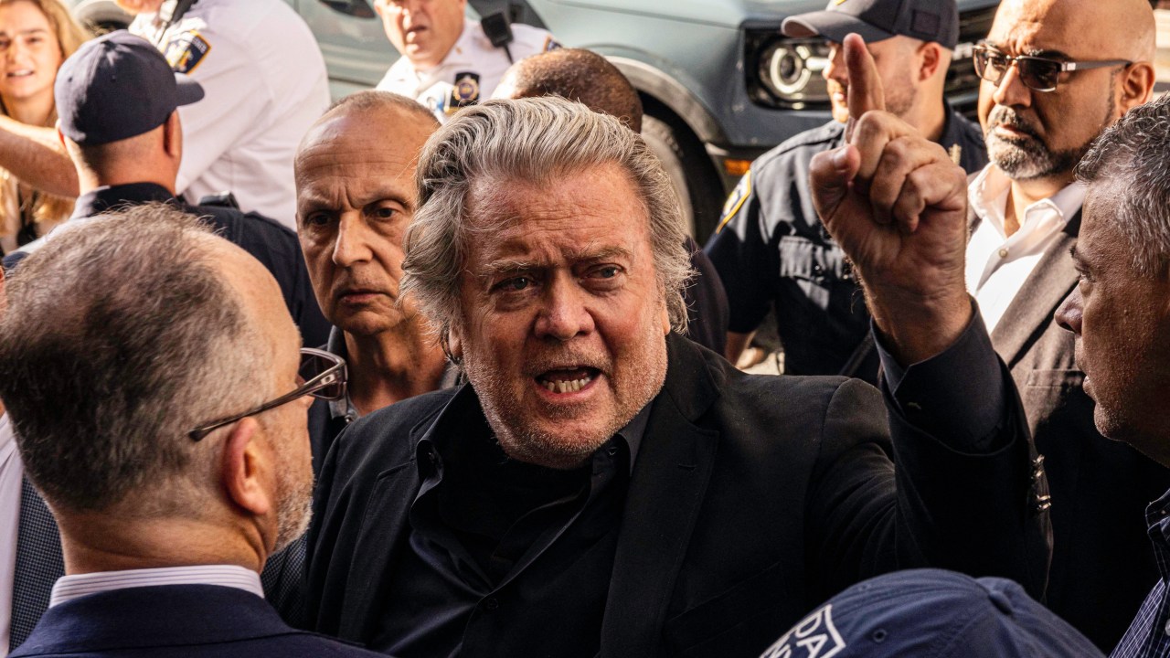 Donald Trump's former advisor Steve Bannon arrives for court in New York on September 8, 2022, to be charged with fraud in a case of alleged misappropriation of funds for the construction of a wall between the US and Mexico. - Bannon, 68, a popular ideologue who was closely involved in Trump's rise to the US presidency surrendered to the office of Manhattan's prosecutor and to face the charges, his lawyer Robert Costello told CNBC television. (Photo by Alex Kent / AFP)