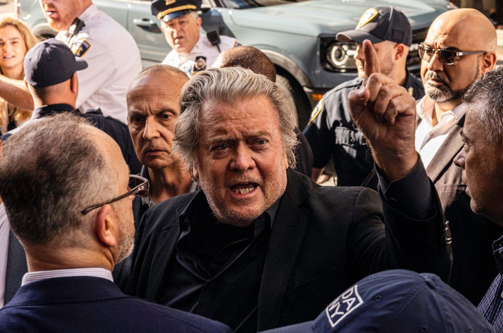 Donald Trump's former advisor Steve Bannon arrives for court in New York on September 8, 2022, to be charged with fraud in a case of alleged misappropriation of funds for the construction of a wall between the US and Mexico. - Bannon, 68, a popular ideologue who was closely involved in Trump's rise to the US presidency surrendered to the office of Manhattan's prosecutor and to face the charges, his lawyer Robert Costello told CNBC television. (Photo by Alex Kent / AFP)