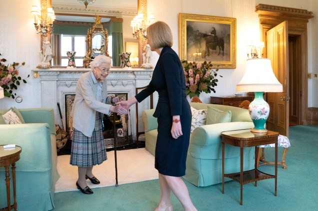 Rainha Elizabeth II e a líder do Partido Conservador e primeira-ministra eleita da Grã-Bretanha, Liz Truss -