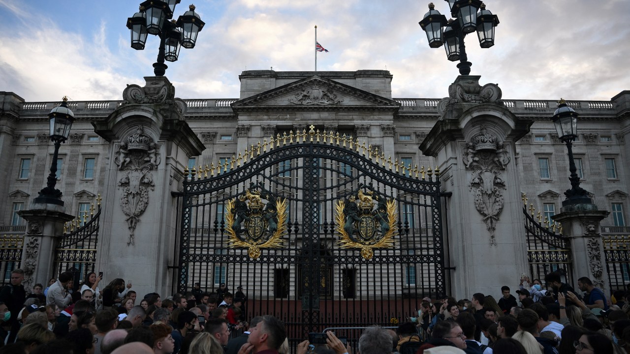 Bandeira a meio mastro no topo do Palácio de Buckingham após o anúncio da morte da rainha Elizabeth II, no centro de Londres. 08/09/2022.
