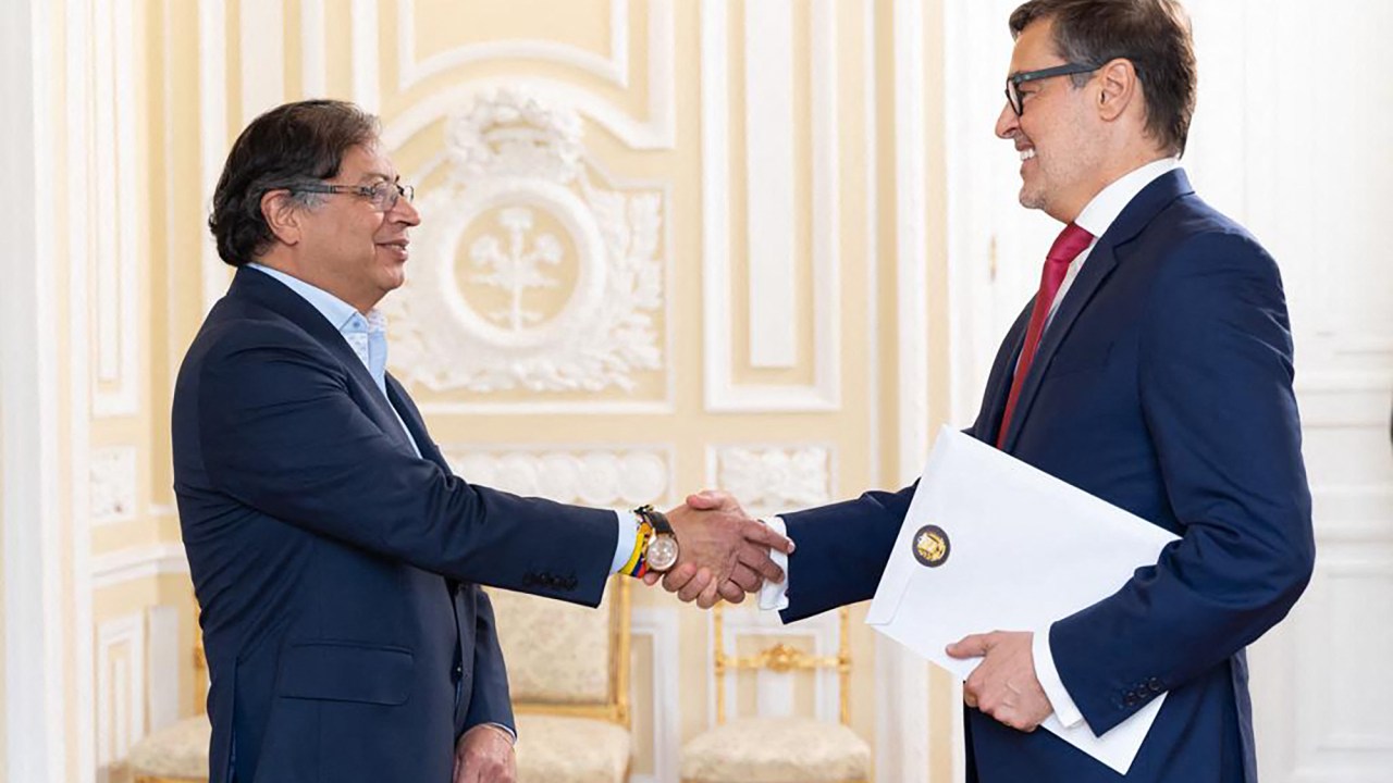 New Venezuelan Embassador in Colombia Felix Plasencia (R) shake hands with Colombia's President Gustavo Petro (L) after presenting his credentials during a ceremony at the Narino presidential palace in Bogota, on September 7, 2022. - Colombia and Venzuela restored full diplomatic relations after a three-year break, as a new leftist government in Bogota takes shape. Colombia's new leftist president, Gustavo Petro, and Venezuela's socialist president Nicolas Maduro announced on August 11 that they planned to restore diplomatic relations that were severed in 2019. (Photo by Colombia's Ministry of Foreign Affairs / AFP) / RESTRICTED TO EDITORIAL USE - MANDATORY CREDIT "AFP PHOTO / COLOMBIA'S MINISTRY OF FOREIGN AFFAIRS" - NO MARKETING NO ADVERTISING CAMPAIGNS - DISTRIBUTED AS A SERVICE TO CLIENTS