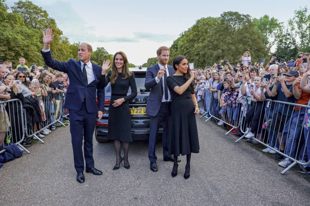 FAZ DE CONTA - O príncipe William, Kate, Harry e Meghan: acenos para inglês ver -