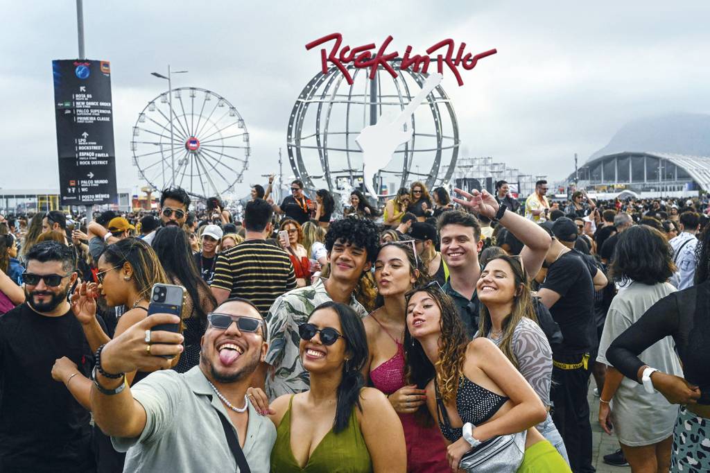 SORRISO À MOSTRA - Selfies no Rock in Rio 2022 com todos sem proteção no rosto: prenúncio do fim da crise sanitária -