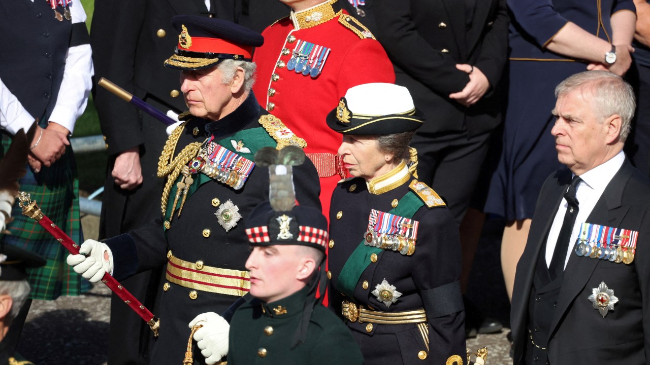 O rei da Inglaterra Charles III (e), a princesa Anne (c) e o príncipe Andrew, duque de York (d) caminham atrás da procissão do caixão da rainha Elizabeth II - 12/09/2022