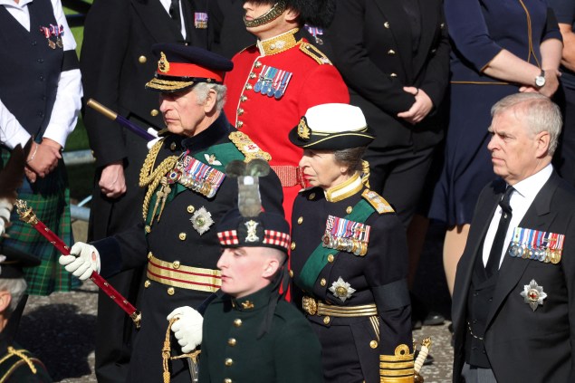 O rei da Inglaterra Charles III (e), a princesa Anne (c) e o príncipe Andrew, duque de York (d) caminham atrás da procissão do caixão da rainha Elizabeth II - 12/09/2022