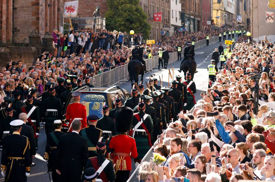 A procissão do caixão da rainha Elizabeth II vai do Palácio de Holyroodhouse à Catedral de St Giles, onde a rainha ficará em repouso - 12/09/2022