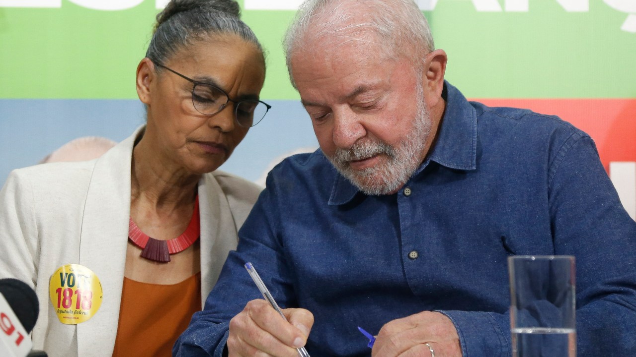 Brazilian presidential candidate for the leftist Workers Party (PT) and former President (2003-2010), Luiz Inacio Lula da Silva (R), and Federal Deputy candidate Marina Silva (L) take part in a press conference in Sao Paulo, Brazil, on September 12, 2022. (Photo by Miguel SCHINCARIOL / AFP)