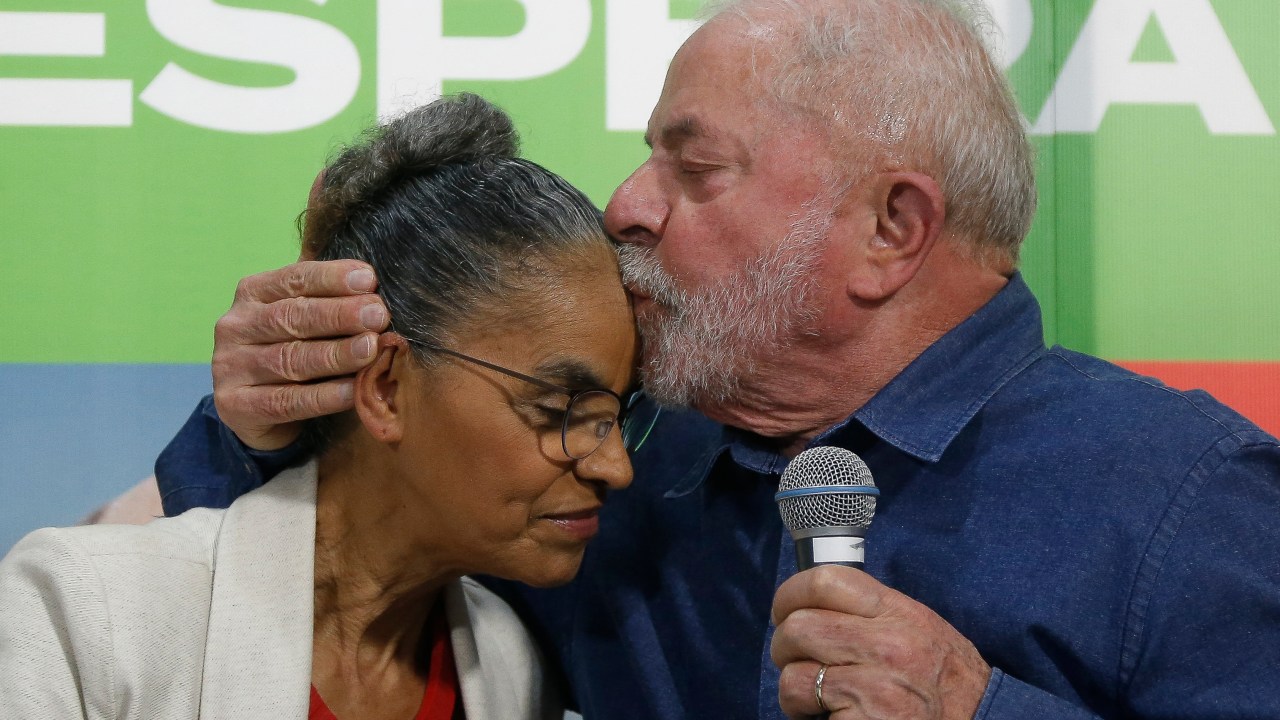 Brazilian presidential candidate for the leftist Workers Party (PT) and former President (2003-2010), Luiz Inacio Lula da Silva (R), kisses Federal Deputy candidate Marina Silva (L) during a press conference in Sao Paulo, Brazil, on September 12, 2022. (Photo by Miguel SCHINCARIOL / AFP)