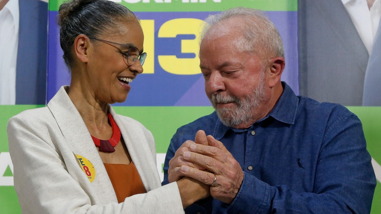 Brazilian presidential candidate for the leftist Workers Party (PT) and former President (2003-2010), Luiz Inacio Lula da Silva (R), shakes hands with Federal Deputy candidate Marina Silva (L) during a press conference in Sao Paulo, Brazil, on September 12, 2022. (Photo by Miguel SCHINCARIOL / AFP)