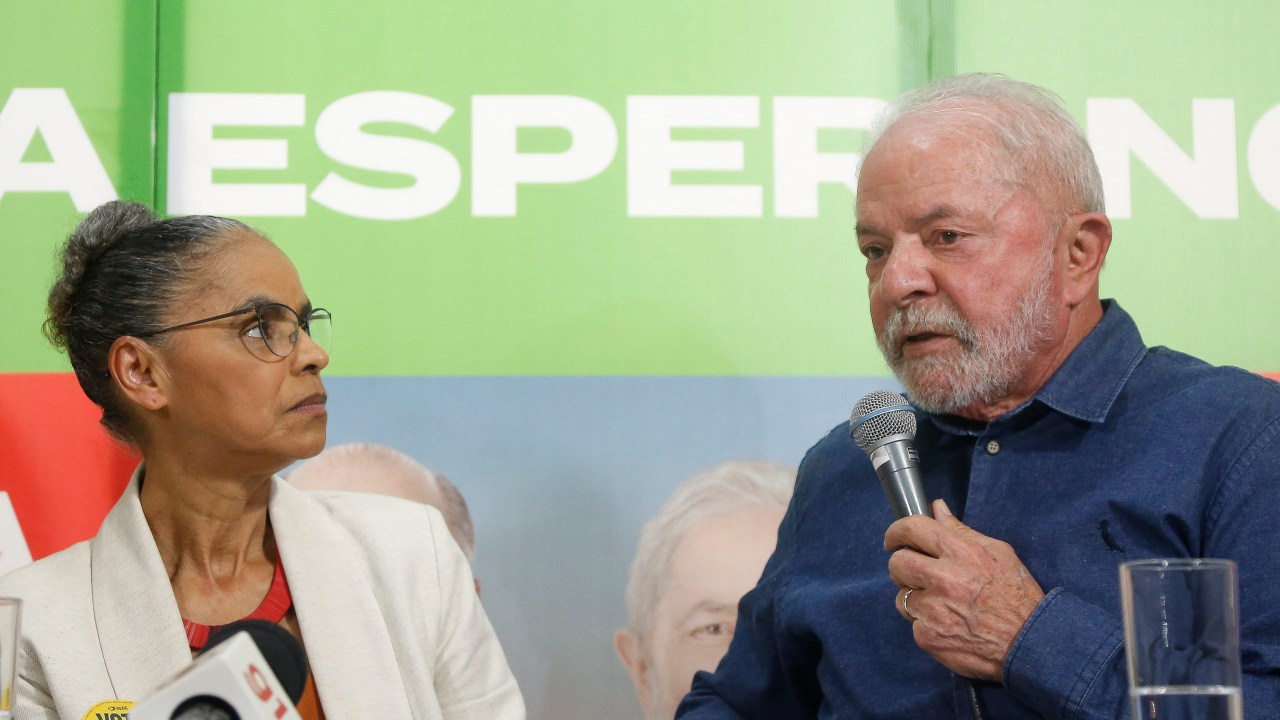 Brazilian presidential candidate for the leftist Workers Party (PT) and former President (2003-2010), Luiz Inacio Lula da Silva (R), speaks next to Federal Deputy candidate Marina Silva (L) during a press conference in Sao Paulo, Brazil, on September 12, 2022. (Photo by Miguel SCHINCARIOL / AFP)