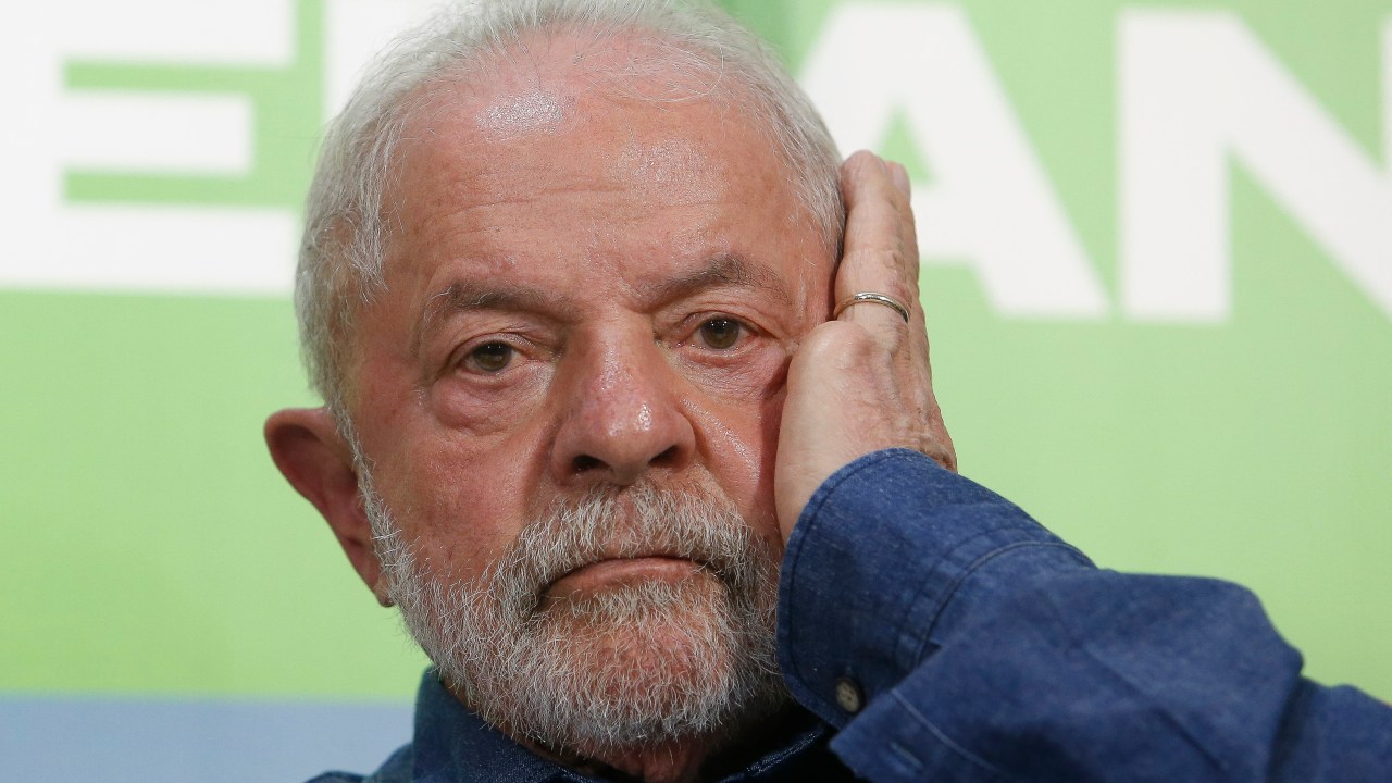 Brazilian presidential candidate for the leftist Workers Party (PT) and former President (2003-2010), Luiz Inacio Lula da Silva, gestures during a press conference in Sao Paulo, Brazil, on September 12, 2022. (Photo by Miguel SCHINCARIOL / AFP)