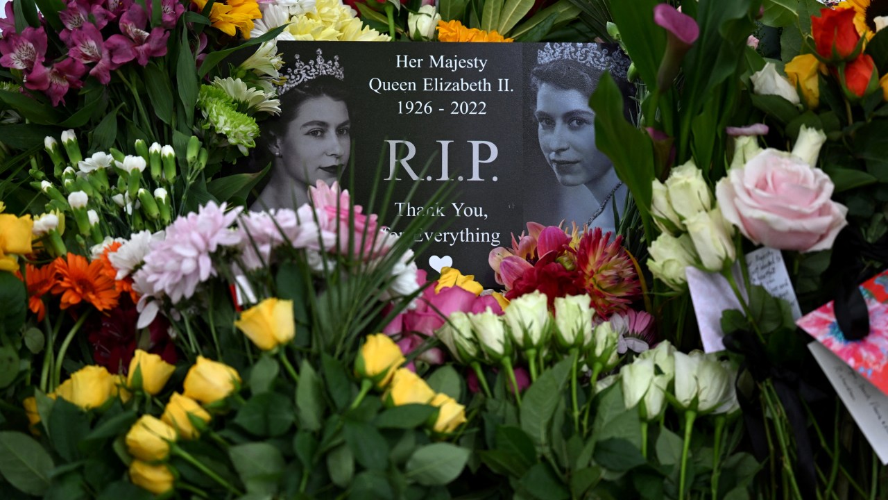 Flowers and tributes are pictured in Green Park in London on September 13, 2022, following the death of Queen Elizabeth II on September 8. - Queen Elizabeth II's coffin will on Tuesday be flown by the Royal Air Force from Edinburgh to London, accompanied by the queen's only daughter Anne, the Princess Royal, and driven to Buckingham Palace, to rest in the Bow Room. (Photo by CARL DE SOUZA / AFP)