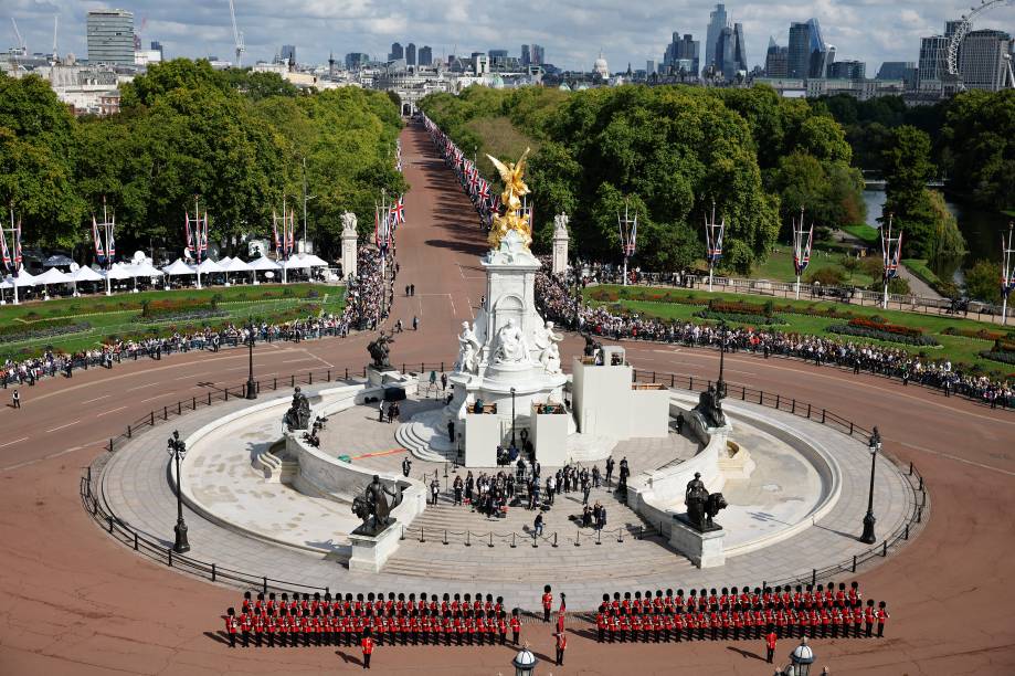 Uma visão geral mostra os guardas em formação em frente ao Memorial da Rainha Vitória e ao The Mall visto do Palácio de Buckingham, no centro de Londres, antes da procissão cerimonial do caixão da rainha Elizabeth II, do Palácio de Buckingham ao Westminster Hall, em 14 de setembro de 2022.