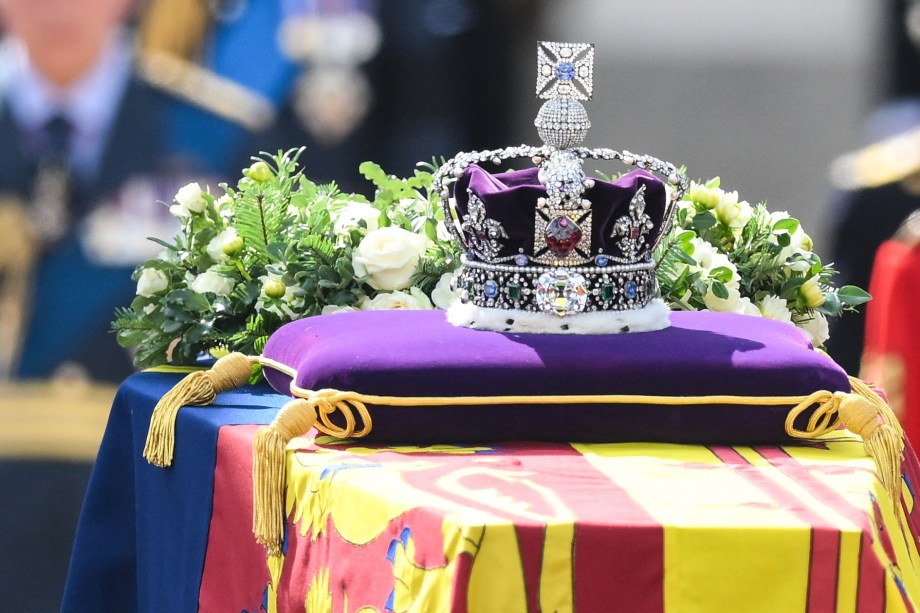 O caixão da Rainha Elizabeth II, adornado com um Estandarte Real e a Coroa Imperial do Estado e puxado por uma Carruagem da Tropa Real de Artilharia do Rei, é retratado durante uma procissão do Palácio de Buckingham ao Palácio de Westminster, em Londres, em 14 de setembro 2022.