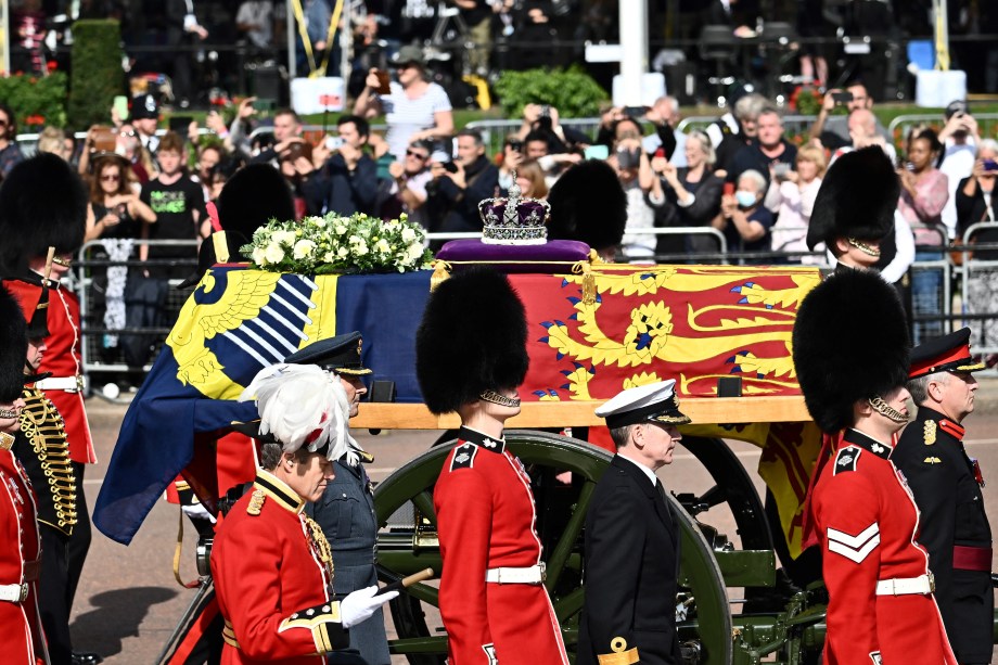 O caixão da Rainha Elizabeth II, adornado com um Estandarte Real e a Coroa Imperial do Estado e puxado por uma Carruagem da Tropa Real de Artilharia do Rei, é retratado durante uma procissão do Palácio de Buckingham ao Palácio de Westminster, em Londres, em 14 de setembro de 2022.