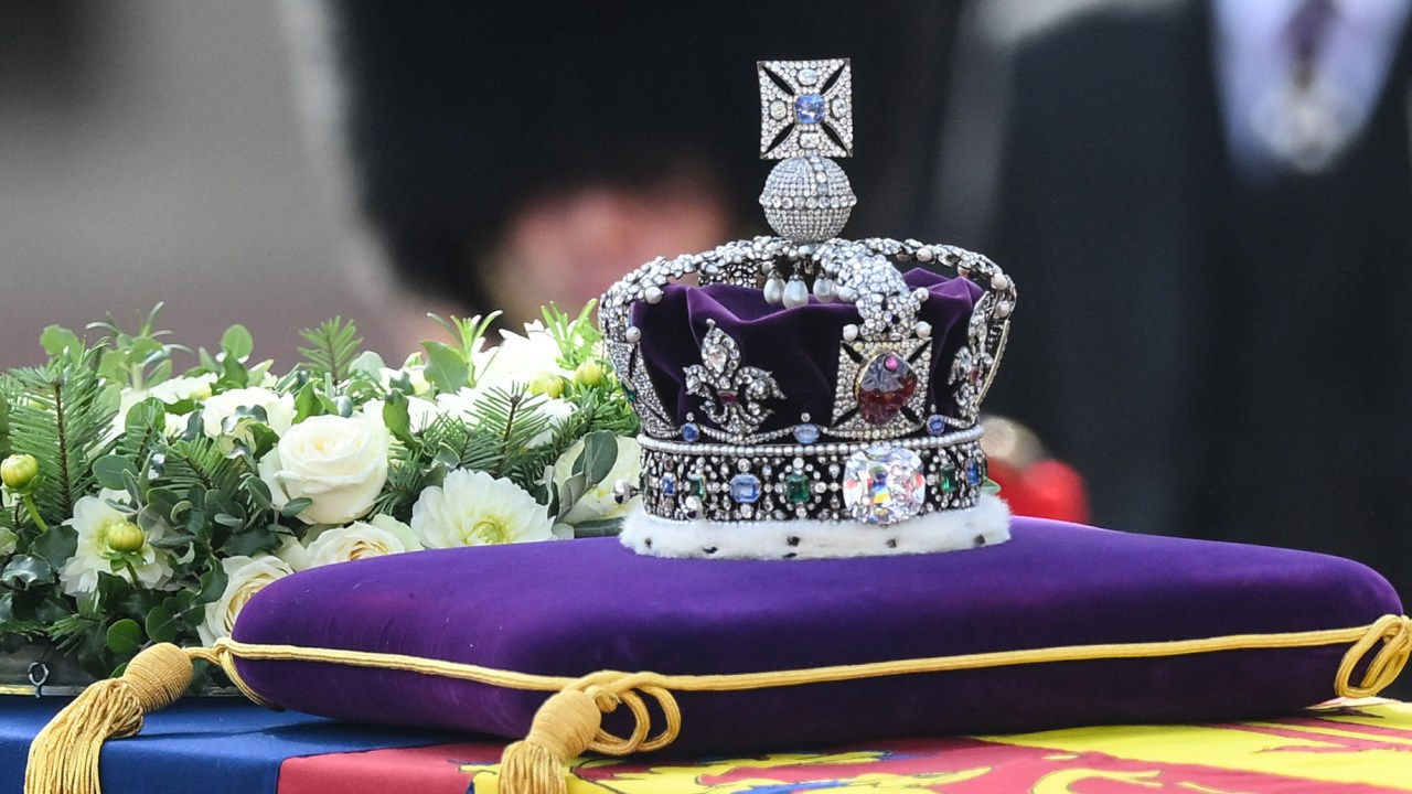 The coffin of Queen Elizabeth II, adorned with a Royal Standard and the Imperial State Crown is pulled by a Gun Carriage of The King's Troop Royal Horse Artillery, during a procession from Buckingham Palace to the Palace of Westminster, in London on September 14, 2022. - Queen Elizabeth II will lie in state in Westminster Hall inside the Palace of Westminster, from Wednesday until a few hours before her funeral on Monday, with huge queues expected to file past her coffin to pay their respects. (Photo by Daniel LEAL / various sources / AFP)