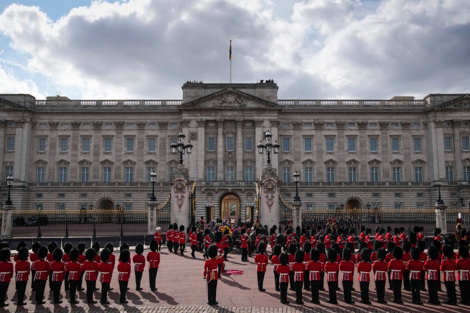 Uma visão geral do Palácio de Buckingham como o caixão da Rainha Elizabeth II, adornado com um Estandarte Real e a Coroa do Estado Imperial e puxado por uma Carruagem da Tropa Real de Artilharia do Rei, durante uma procissão do Palácio de Buckingham ao Palácio de Westminster, em Londres, em 14 de setembro de 2022.