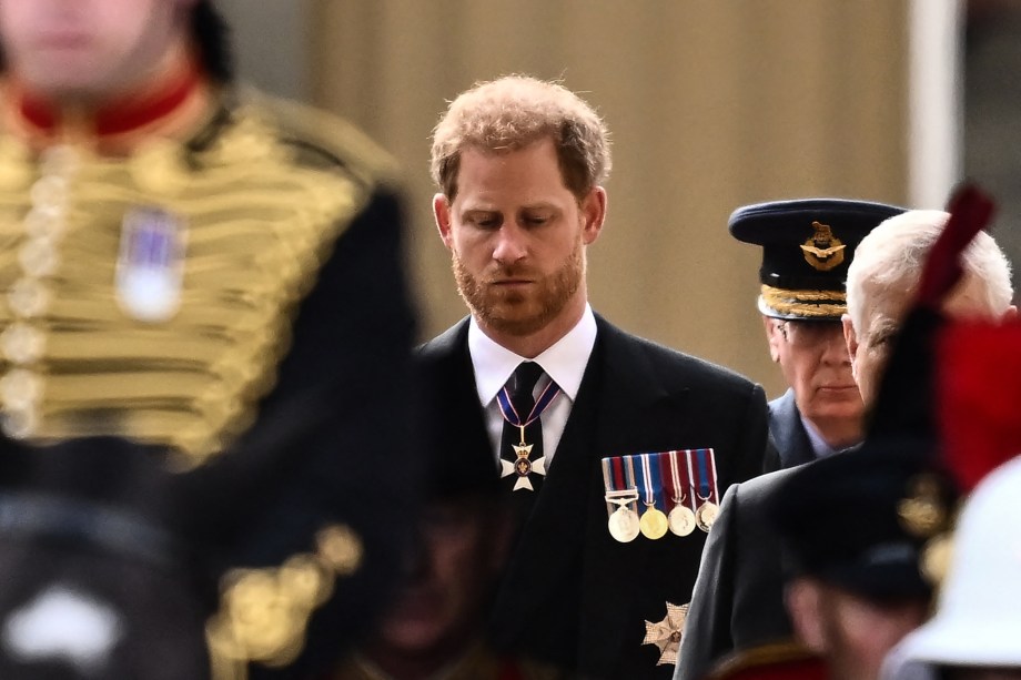 O príncipe britânico Harry, duque de Sussex, caminha atrás do caixão da rainha Elizabeth II, adornado com um estandarte real e a coroa imperial do estado e puxado por uma carruagem da tropa real de artilharia do rei, durante uma procissão do Palácio de Buckingham ao Palácio de Westminster, em Londres, em 14 de setembro de 2022.