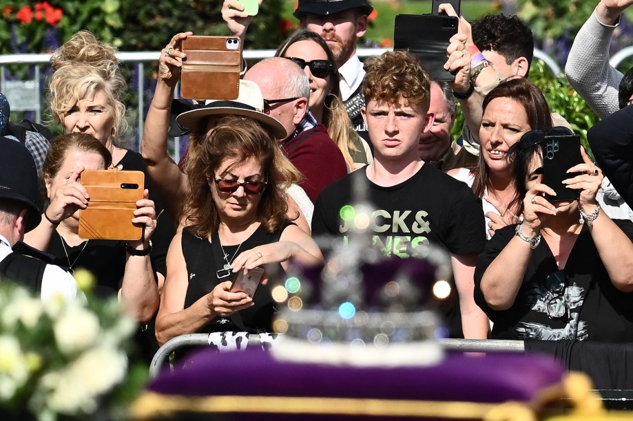 Público assiste ao cortejo do caixão da Rainha Elizabeth II durante uma procissão do Palácio de Buckingham ao Palácio de Westminster, em Londres, 14 de setembro de 2022.