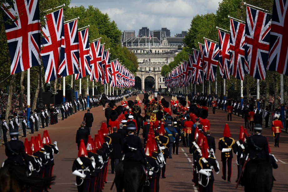 O caixão da rainha Elizabeth II, adornado com um estandarte real e a coroa imperial do estado, é puxado por uma carruagem da tropa real de artilharia do rei, durante uma procissão do Palácio de Buckingham ao Palácio de Westminster, em Londres, em 14 de setembro de 2022.