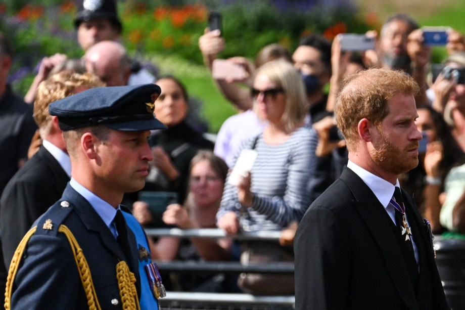 O príncipe William e o príncipe Harry, duque de Sussex, caminham atrás do caixão da rainha Elizabeth II durante uma procissão do Palácio de Buckingham ao Palácio de Westminster, em Londres, em 14 de setembro de 2022.