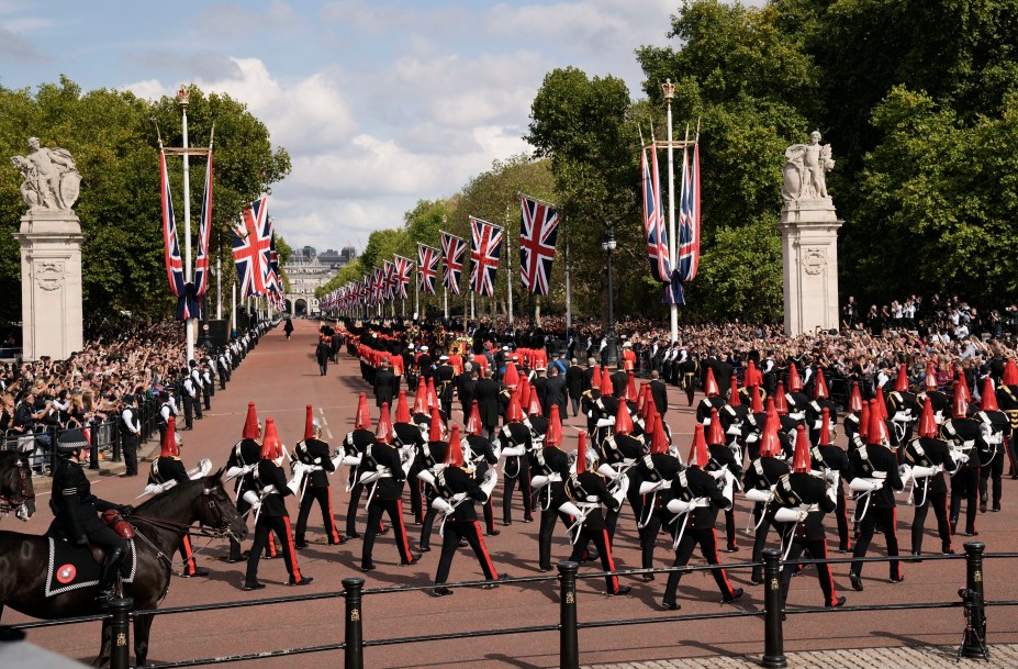 O caixão da Rainha Elizabeth II, adornado com um Estandarte Real e a Coroa Imperial do Estado e puxado por uma Carruagem da Tropa Real de Artilharia do Rei, é visto durante uma procissão do Palácio de Buckingham ao Palácio de Westminster, em Londres, em 14 de setembro , 2022.