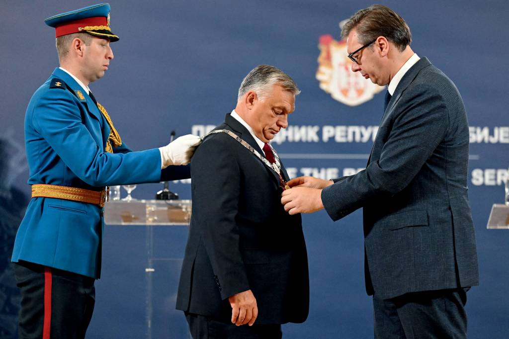 MODELO - Orbán sendo condecorado por Vucic na Sérvia: o pregador de uma celebrada “democracia iliberal” -