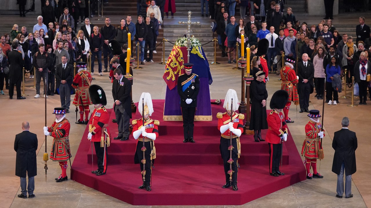 William, Harry e demais netos da rainha Elizabeth II participam de vigília em volta do caixão no Westminster Hall, em Londres (17/09/2022)