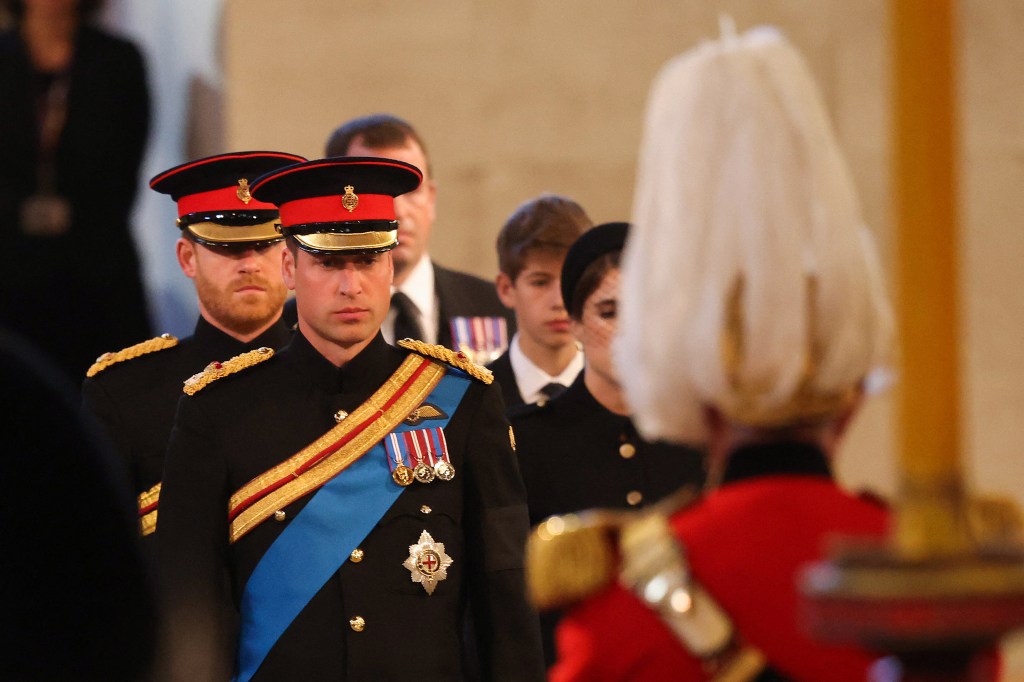 Príncipes William e Harry participam da vigília da rainha Elizabeth II no Westminster Hall, em Londres (17/09/2022)