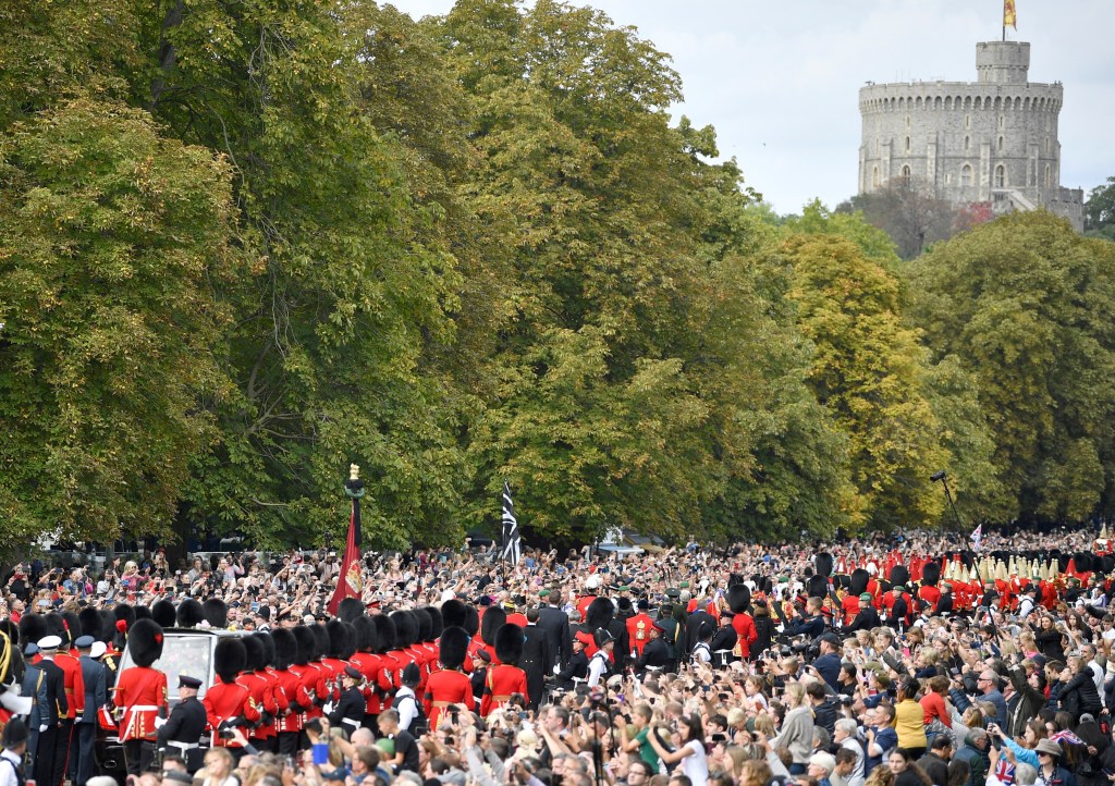 The Procession following the coffin of Queen Elizabeth II, aboard the State Hearse, travels up The Long Walk in Windsor on September 19, 2022, making its final journey to Windsor Castle after the State Funeral Service of Britain's Queen Elizabeth II. (Photo by Beresford Hodge / POOL / AFP)