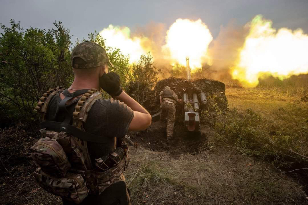 Esta foto divulgada pelo Estado-Maior General das Forças Armadas da Ucrânia em 21 de setembro de 2022 mostra artilheiros ucranianos disparando de um canhão ao longo da linha de frente em local desconhecido na Ucrânia. (Foto do Estado Maior das Forças Armadas da Ucrânia/AFP) / RESTRITO AO USO EDITORIAL - CRÉDITO OBRIGATÓRIO "FOTO AFP / STAFF GERAL DAS FORÇAS ARMADAS DA UCRÂNIA" - SEM MARKETING SEM CAMPANHAS PUBLICITÁRIAS - DISTRIBUÍDA COMO SERVIÇO AOS CLIENTES This handout picture released by General Staff of the Armed Forces of Ukraine on September 21, 2022, shows Ukrainian artillerymen firing from a cannon along the front line at unknown location in the Ukraine. (Photo by General Staff of the Armed Forces of Ukraine / AFP) / RESTRICTED TO EDITORIAL USE - MANDATORY CREDIT "AFP PHOTO / GENERAL STAFF OF THE ARMED FORCES OF UKRAINE" - NO MARKETING NO ADVERTISING CAMPAIGNS - DISTRIBUTED AS A SERVICE TO CLIENTS